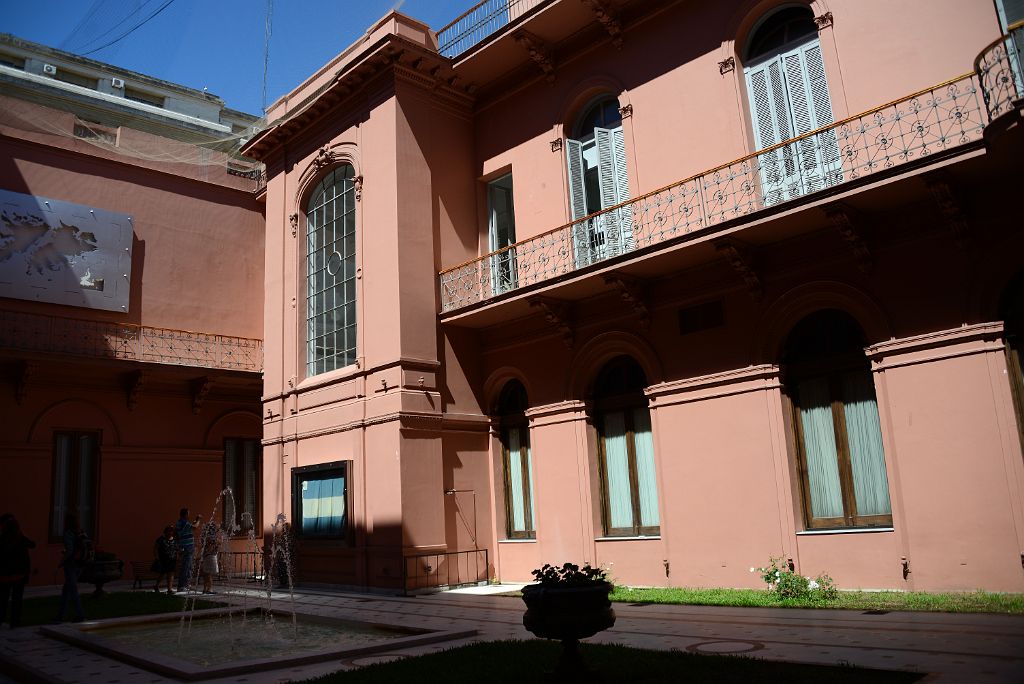 17 Fountain Patio Malvinas Argentinas Casa Rosado Plaza de Mayo Buenos Aires